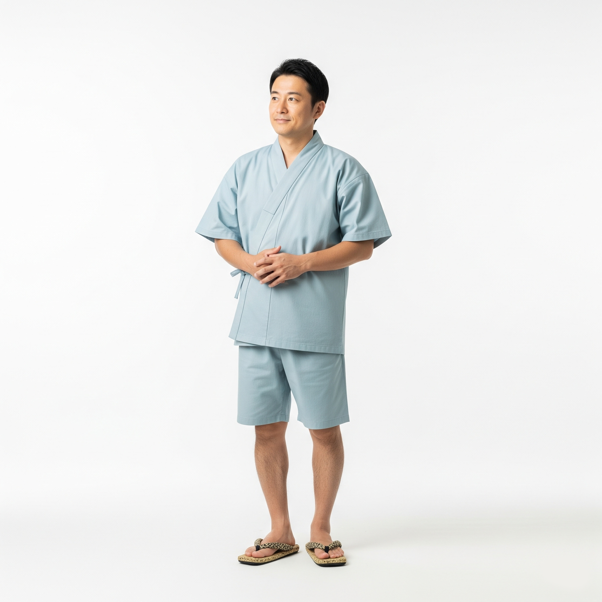 水色の甚平を着ている男性