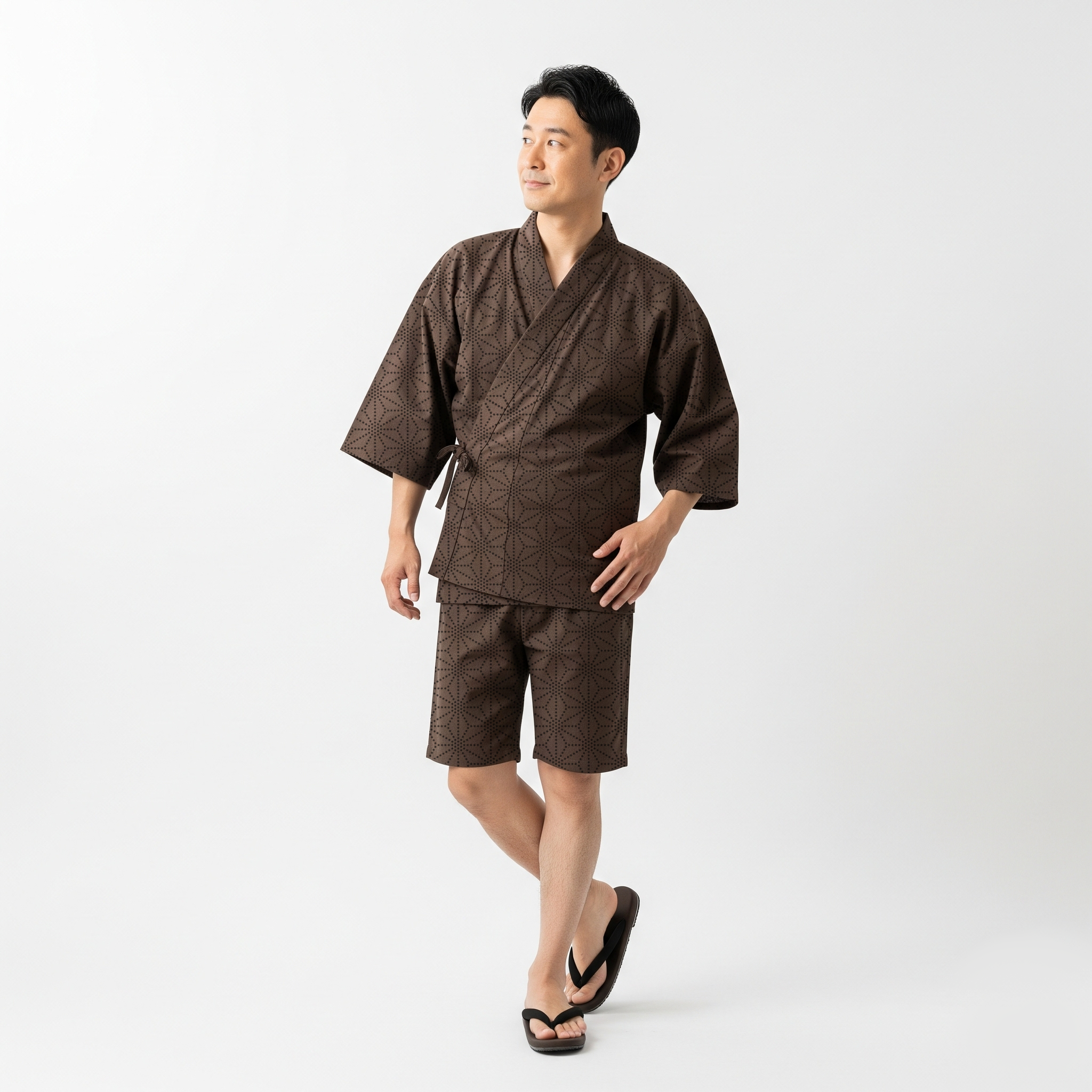 茶色の甚平を着ている男性