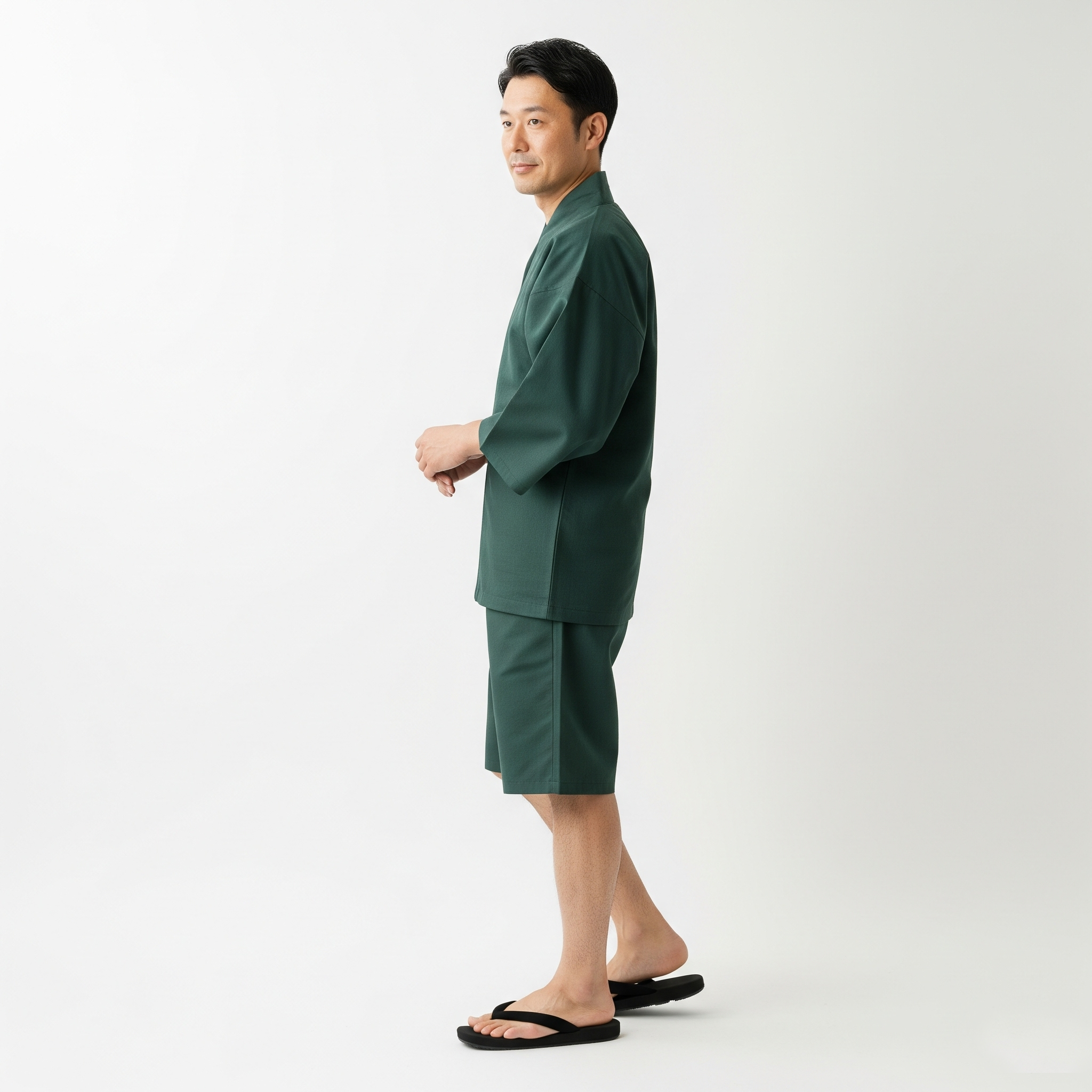緑の甚平を着て左を向いている男性