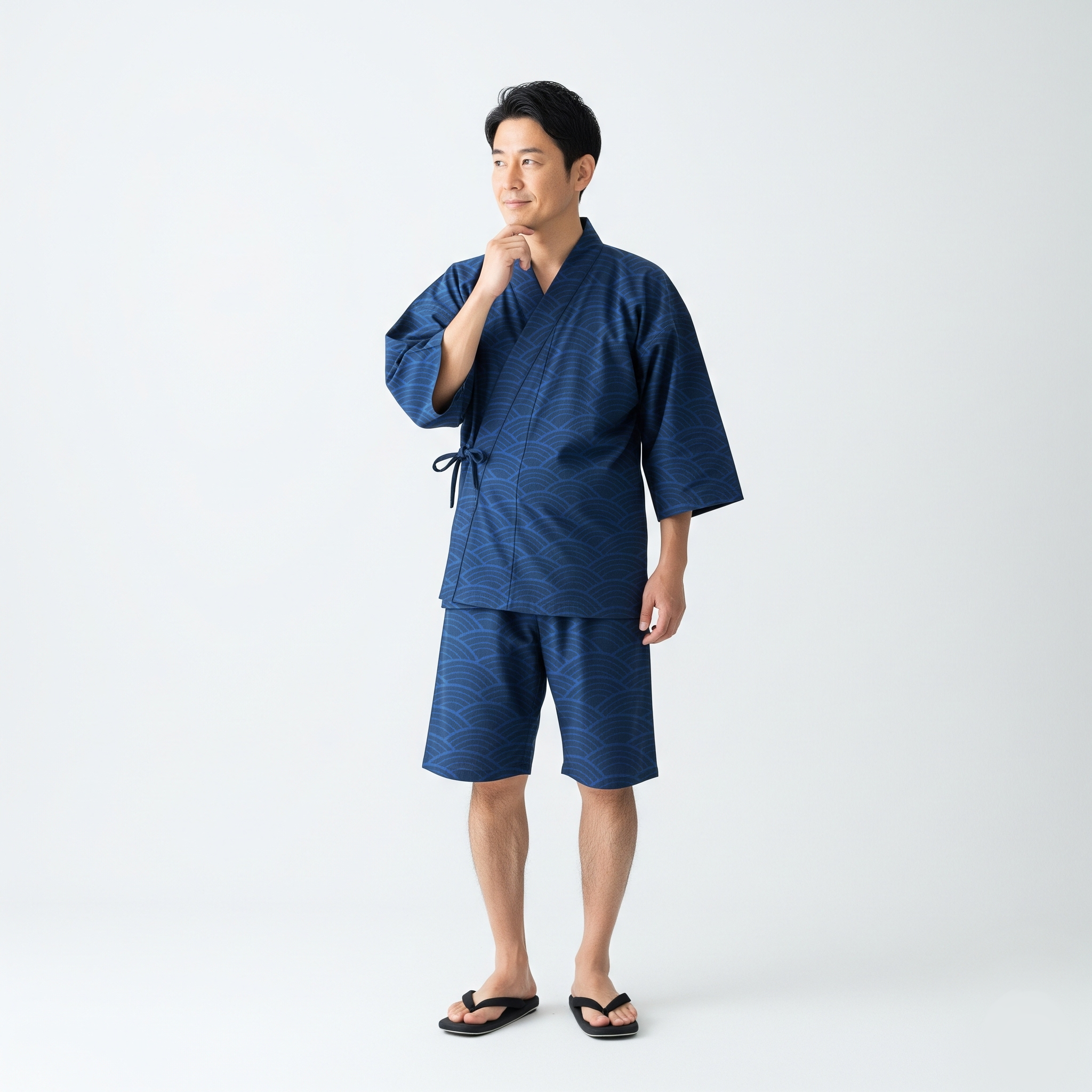 青色の甚平を着ている男性