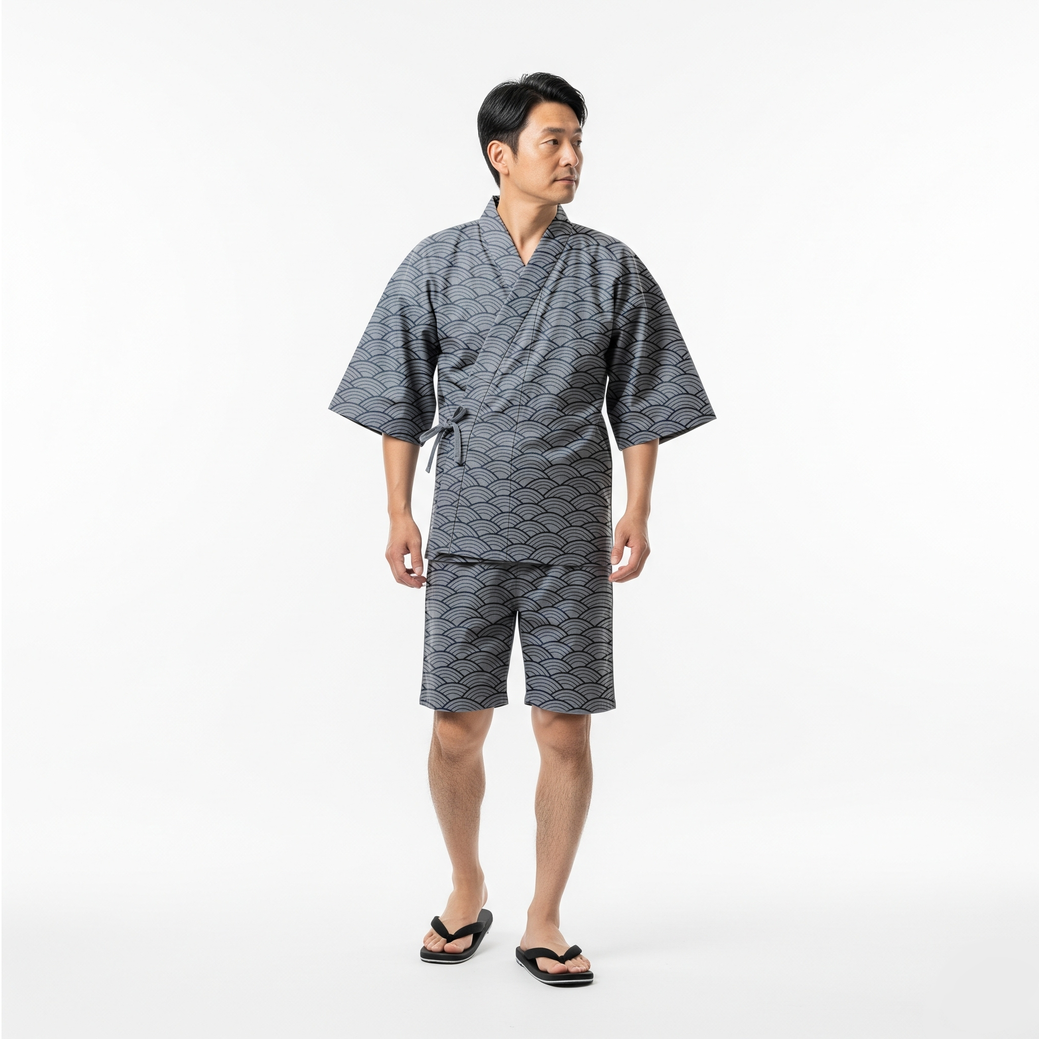 灰色の甚平を着ている男性